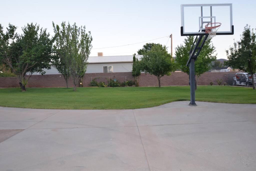 Tacit Shadow Resort Shangri-La King Suite, Gym, Coffee Bar, Hot-Tub, Free Laundry, Food Available Parowan Exterior foto